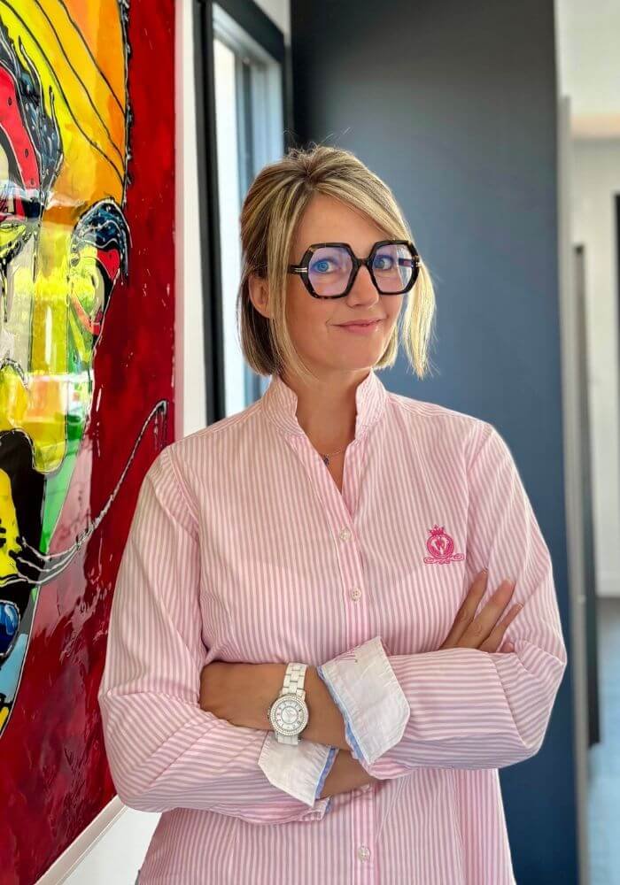 Femme entrepreneure consultant son blog professionnel créé par Elle&Web pour booster sa visibilité et son expertise en ligne.