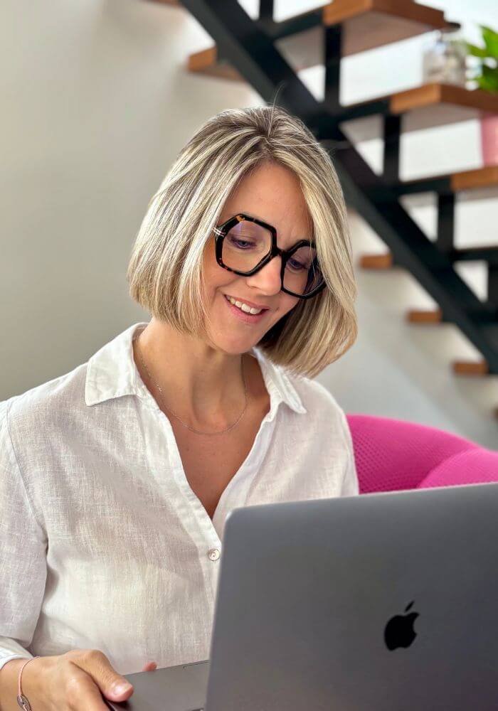 Femme entrepreneure travaillant sur la création de son site vitrine sur mesure – Elle&Web by Priscilia