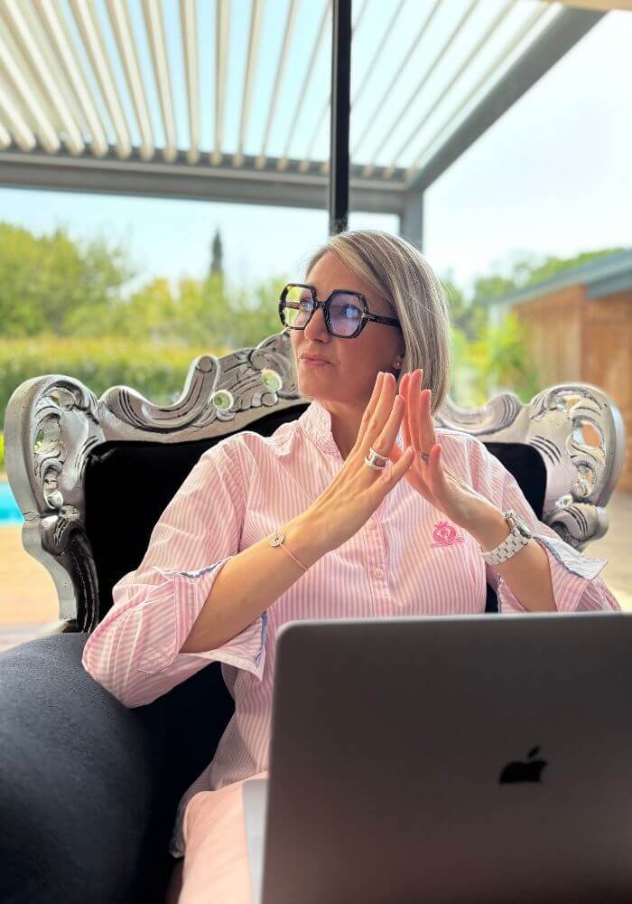 Femme entrepreneure déléguant la création de son site vitrine sur mesure à Elle&Web by Priscilia