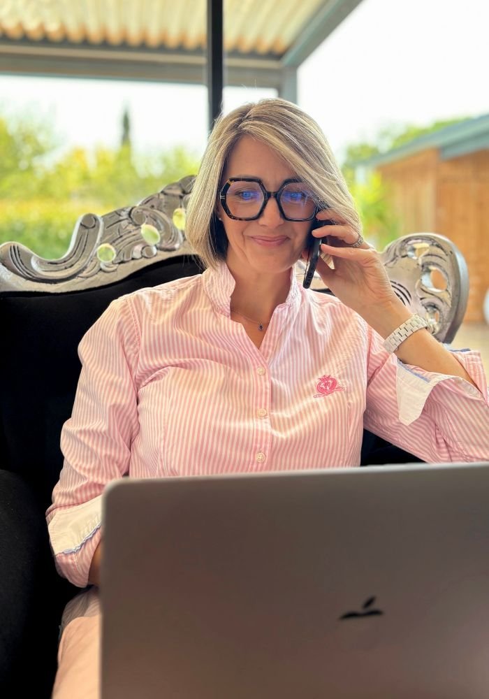 Priscillia, fondatrice d’Elle&Web, échange avec une cliente sur son projet de création de site internet professionnel.